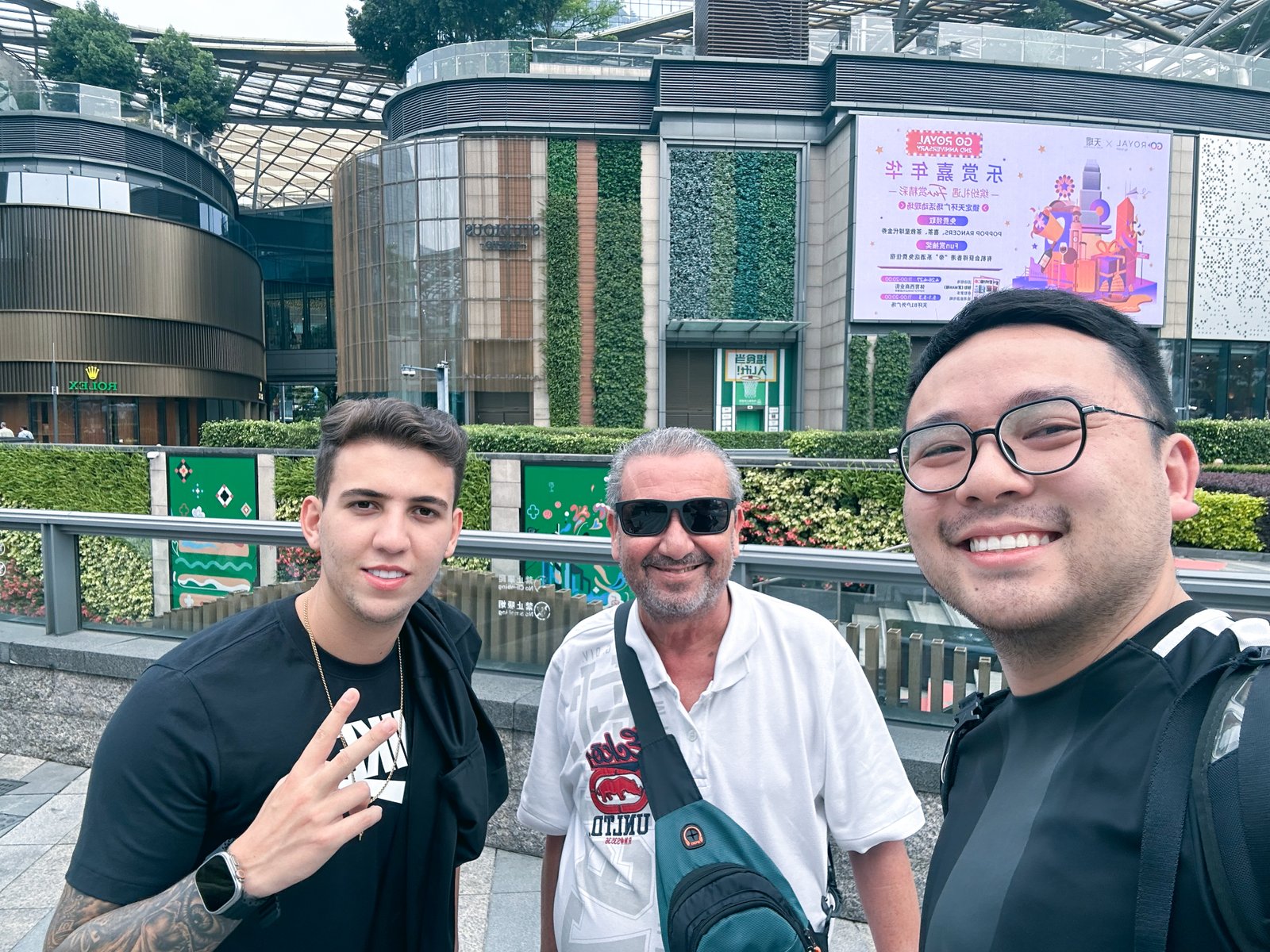 A turquoise colored sea